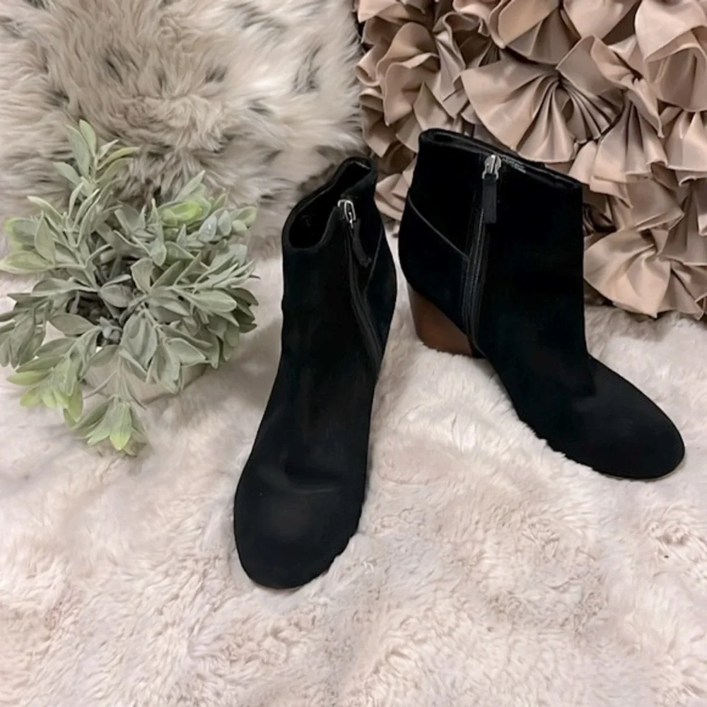 Crown Women’s Vintage Tashaa Black Suede Block Bohemian Heel Ankle Booties Sz 8